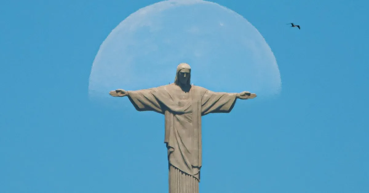 Fotógrafo captura lua "abraçando" o Cristo Redentor em verão carioca