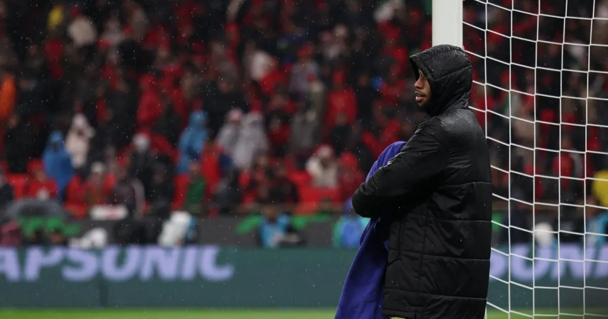 Goleiro de Senegal é arrastado após gandulas tentarem roubar toalha; veja