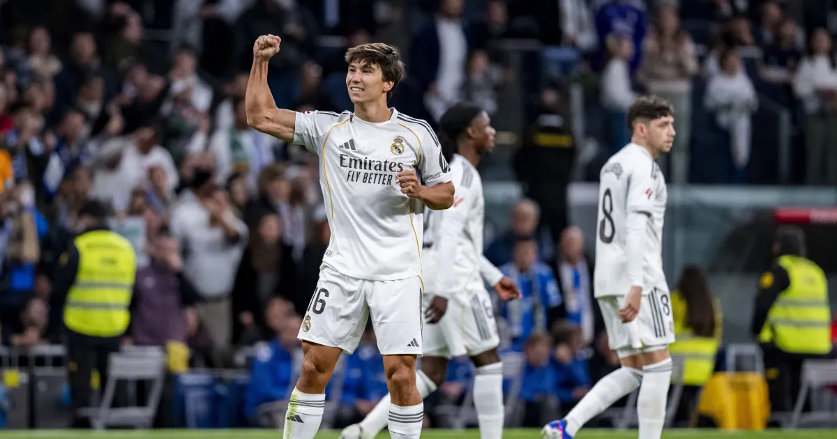 Gonzalo García marca três, Real Madrid goleia Betis e encosta no Barcelona