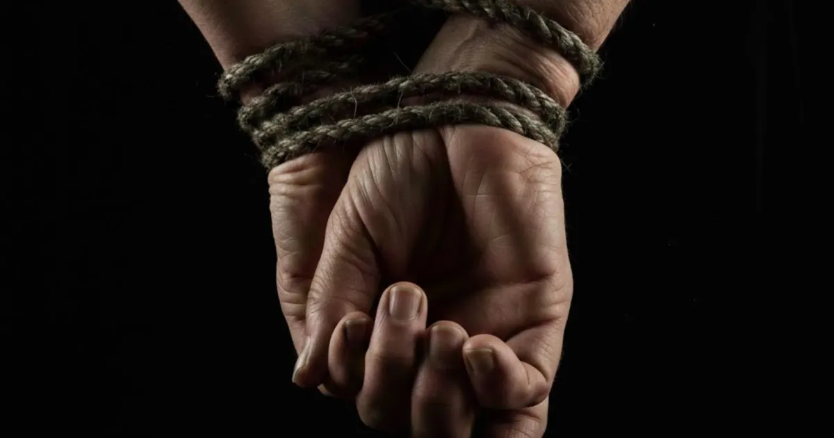 Homem é preso após amarrar a própria mãe para sacar benefício no RJ