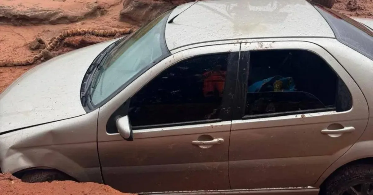 Homem passa madrugada atolado entre barro e roda de carro em MG