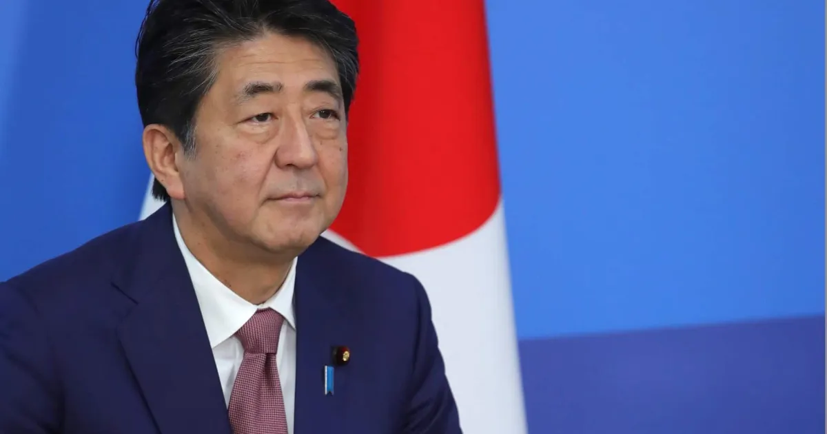 Homem que assassinou o ex-premiê do Japão é condenado à prisão perpétua
