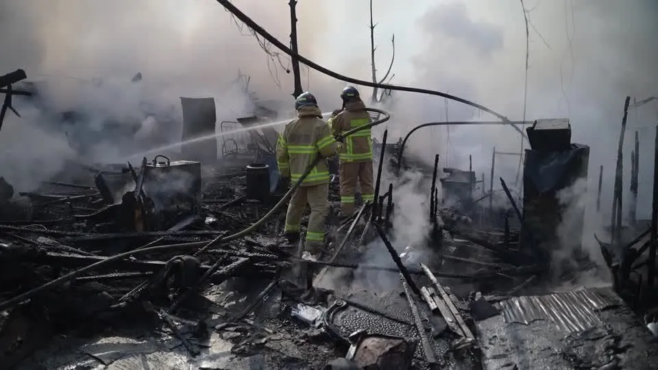 Incêndio atinge favela na Coreia do Sul e leva oito horas para ser apagado