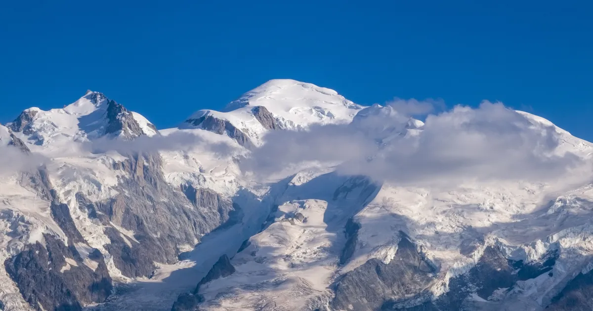 Incêndio atinge hotel de luxo nos Alpes Franceses; 90 pessoas fogem