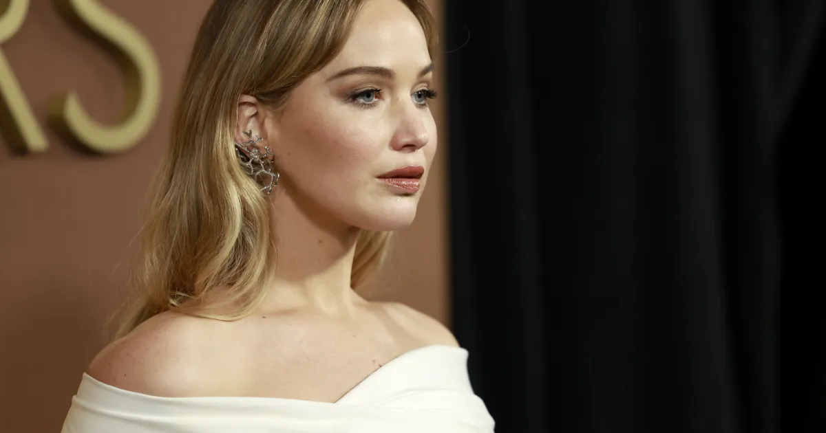 Jennifer Lawrence revela que amigos a chamam de "Ken", da Barbie