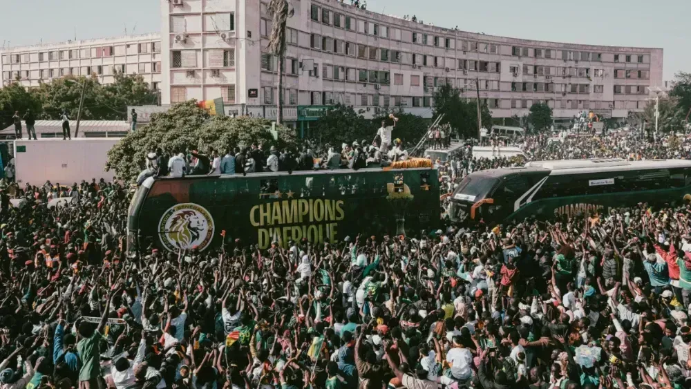 Jogadores de Senegal fazem festa com o povo em retorno após título da CAN