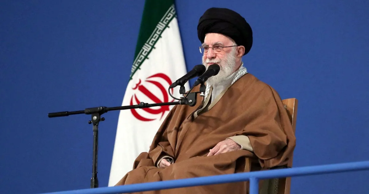 Líder Supremo do Irã publica charge de Trump em um sarcófago em ruínas