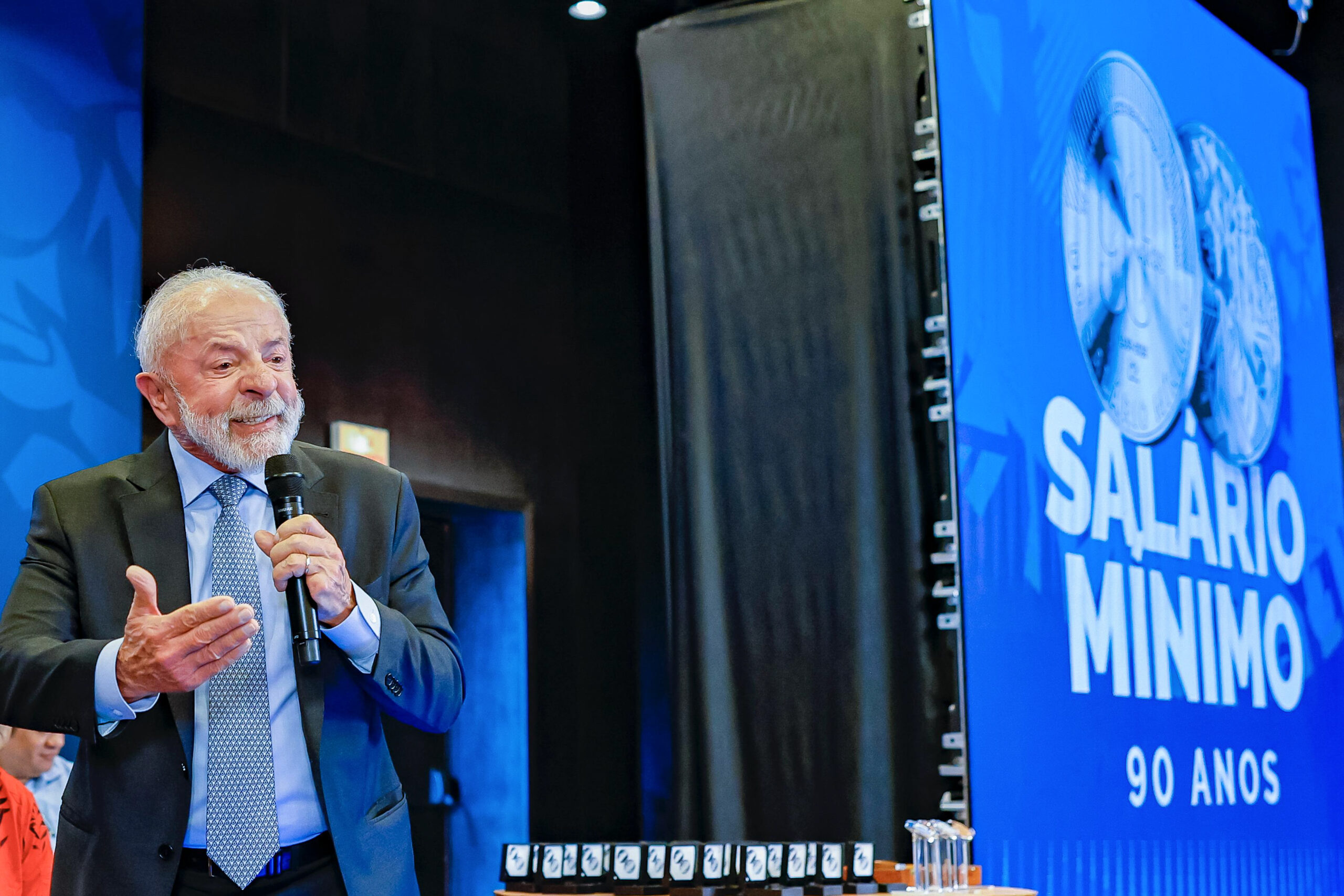 Lula critica valor do salário-mínimo: muito baixo, precisa subir