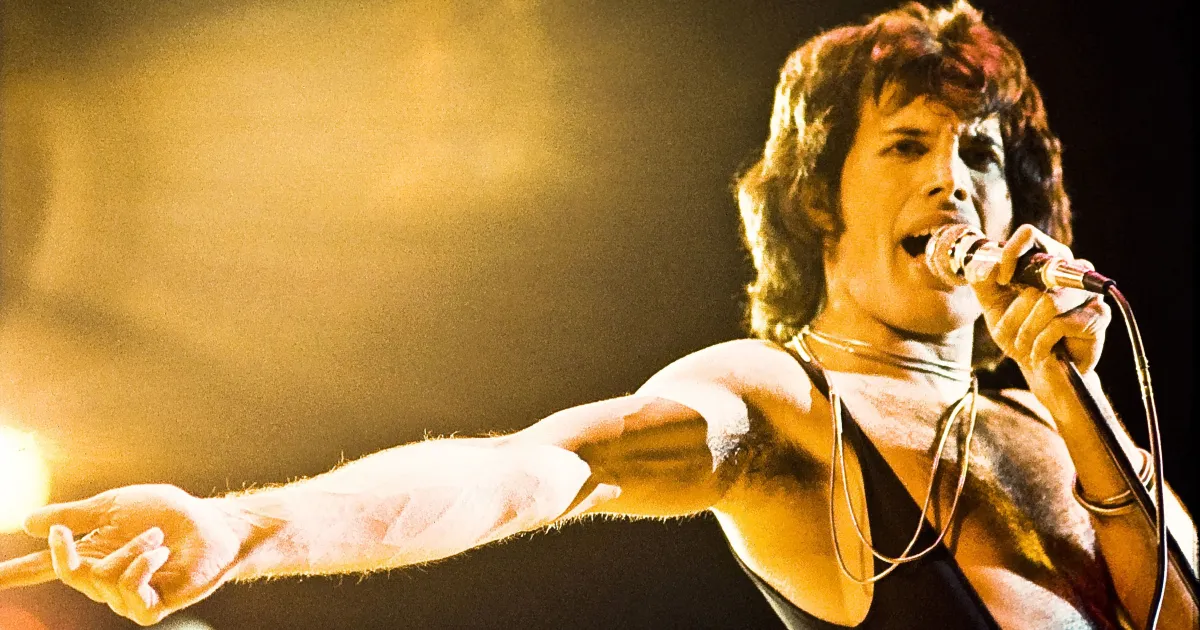 Mulher que alegou ser filha de Freddie Mercury morre aos 48 anos, diz site