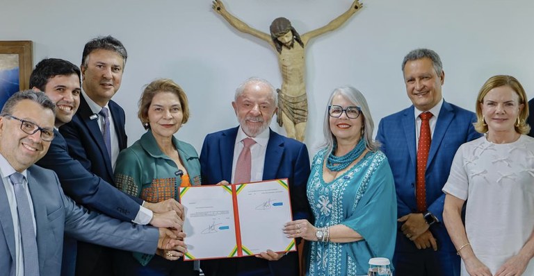 Municípios chamam de "oportunista e eleitoreira" MP de Lula que altera cálculo para aumento a professores