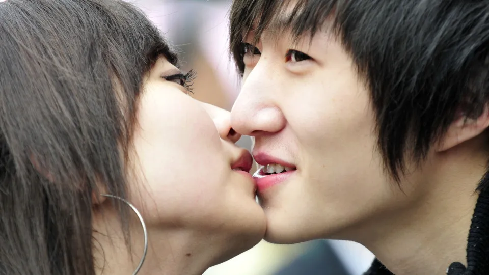 Nada de beijo: países onde NÃO pode fazer demonstrações públicas de afeto