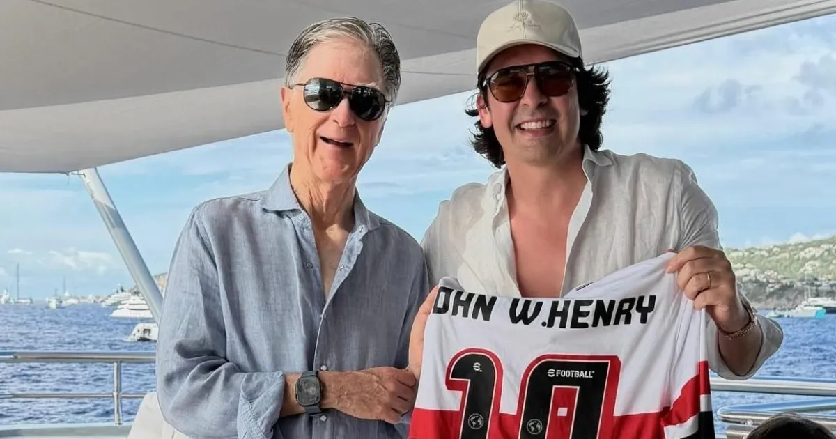 Possível investidor do São Paulo dá camisa do clube a dono do Liverpool