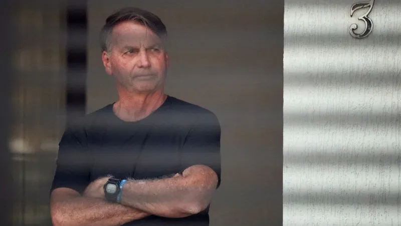 Prisão domiciliar para Jair Bolsonaro fica mais distante
