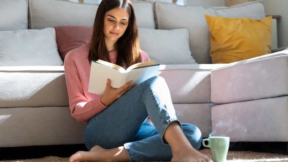Professor ensina como ler até 50 livros por ano mesmo com rotina corrida