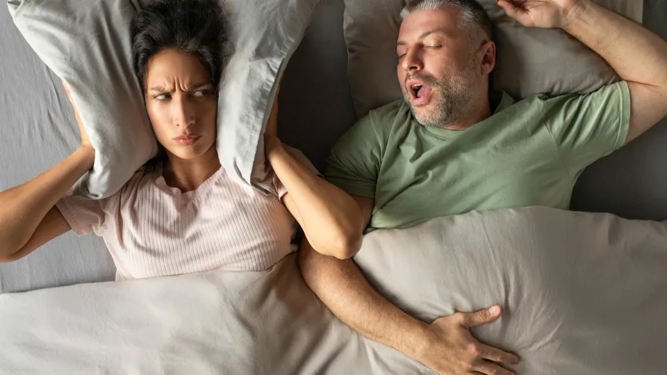 Ronco frequente? Especialistas explicam o que realmente ajuda a parar