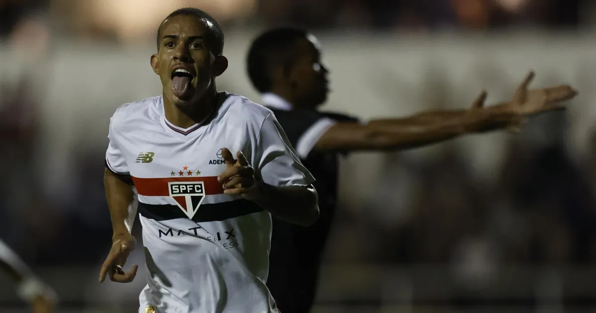 São Paulo vence Botafogo com gols no fim e avança para semifinal da Copinha