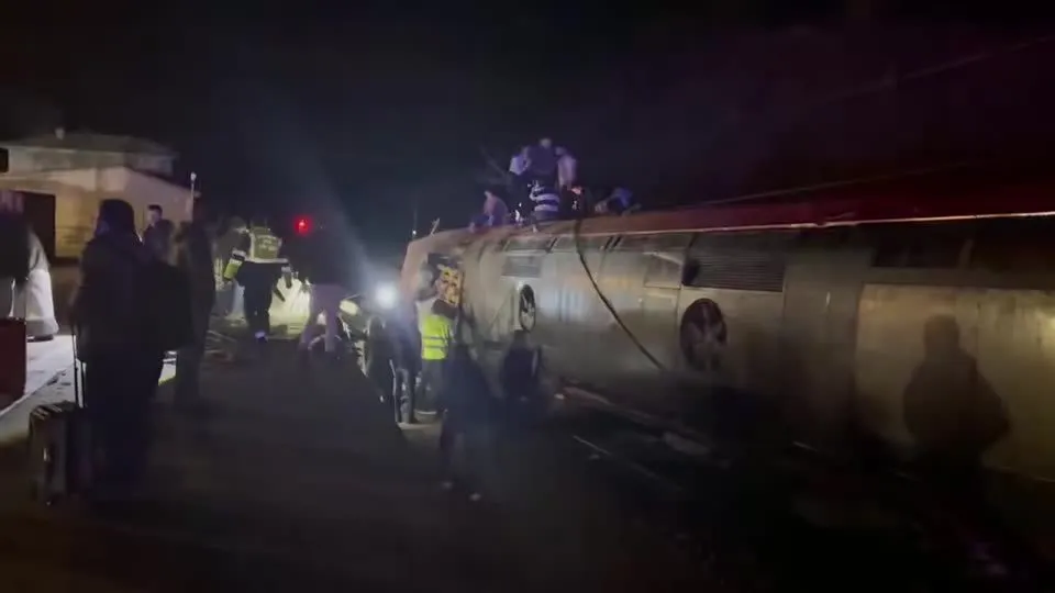 Sobe para 39 o número de mortos em descarrilamento de trens na Espanha