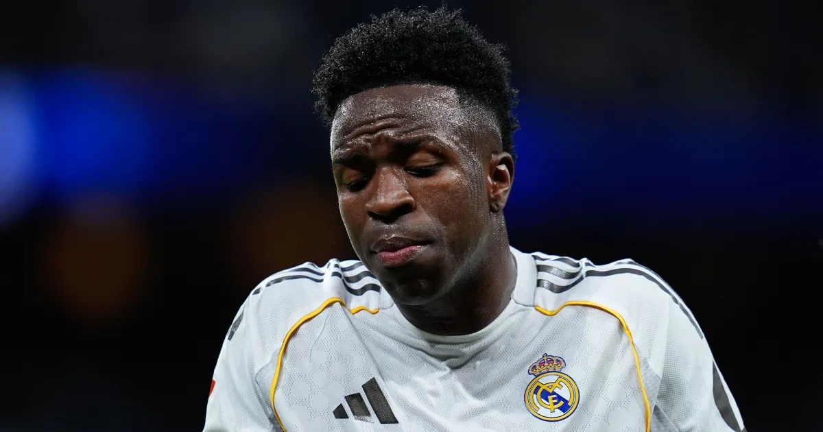 TV flagra Vini Jr. reclamando de companheiro do Real Madrid durante jogo