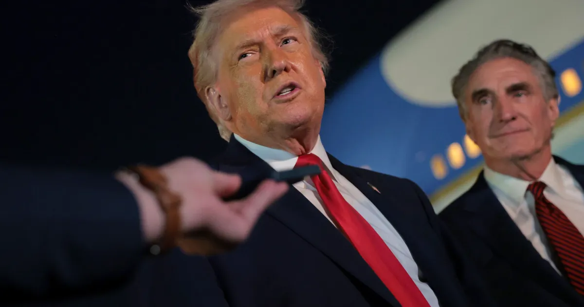 Trump ameaça taxar vinhos em 200% para Macron aderir ao Conselho de Paz