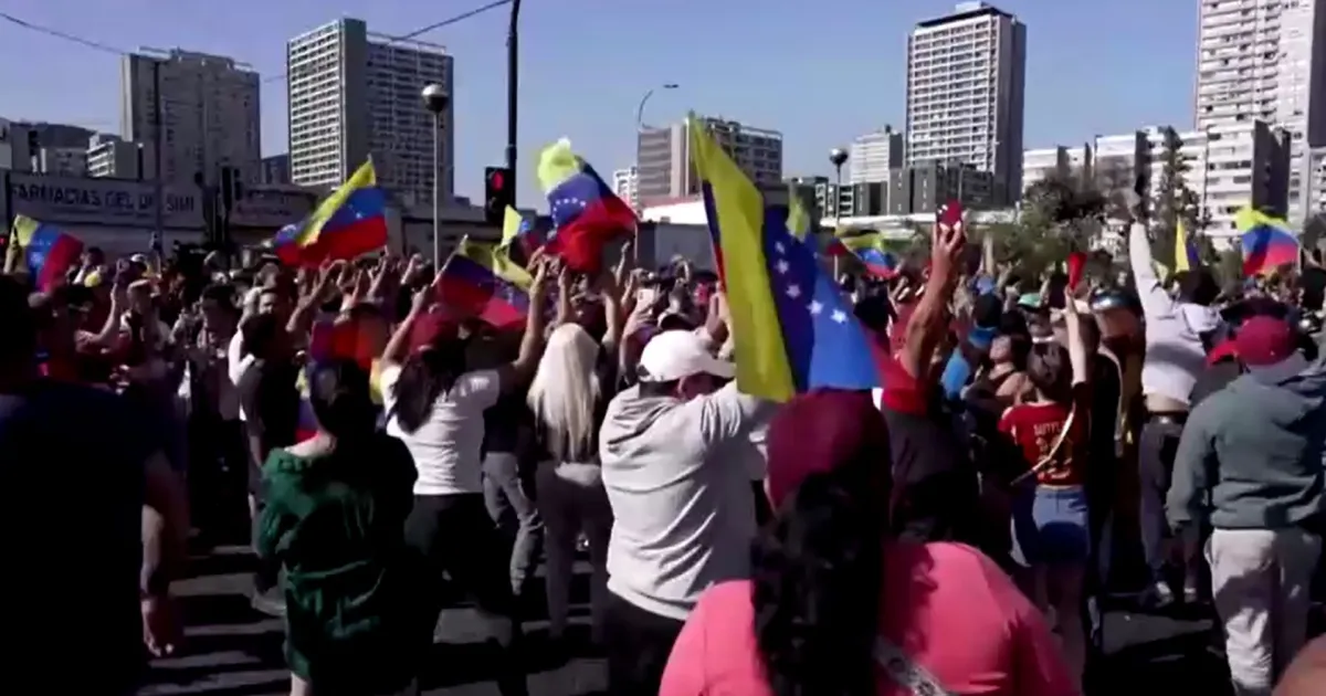 Venezuelanos vão às ruas em Santiago e comemoram a captura de Maduro