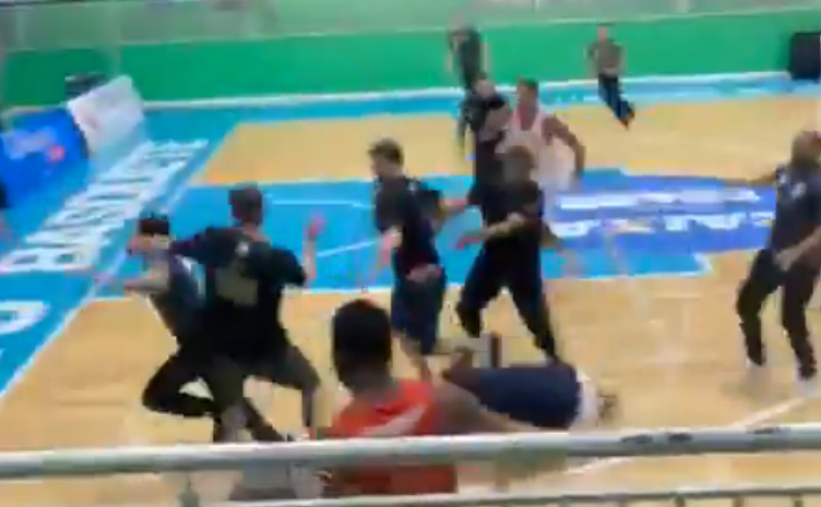 Vídeo: torcedores invadem quadra e batem em árbitro no NBB
