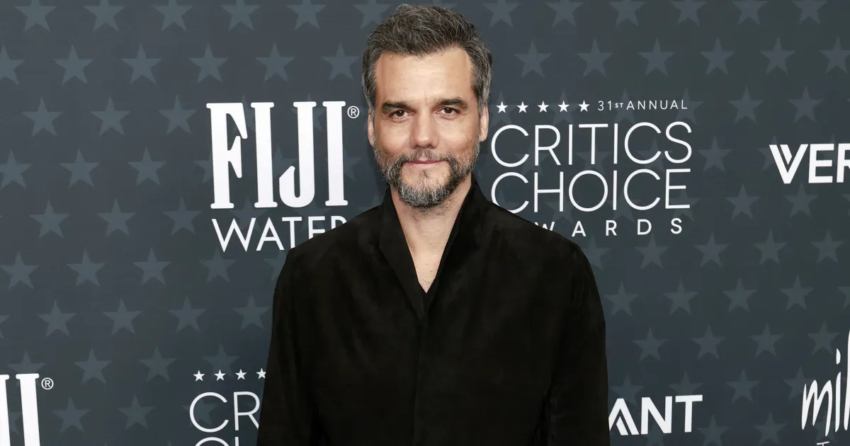 Web reage a Wagner Moura no Critics Choice 2026: "Saiu do banho e foi"