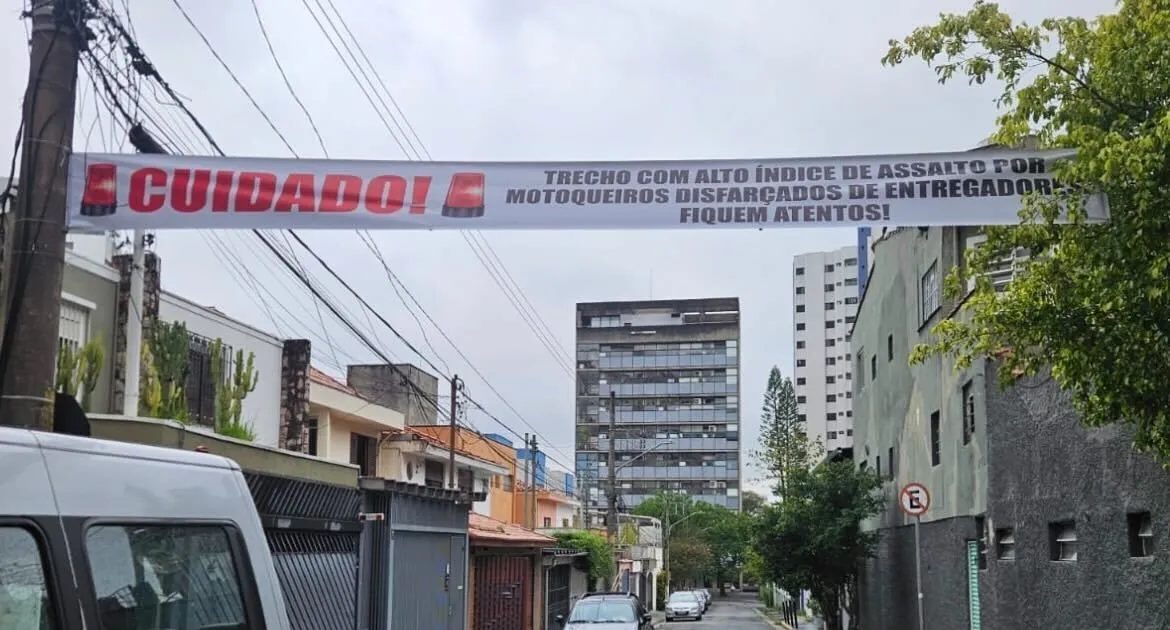 ‘Alto índice de assalto’: moradores colocam faixa alertando população em SP